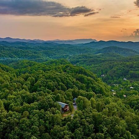 Panorama Mountain View Cabin, Less Than 10 Miles From Gatlinburg And Dollywood, Dog Friendly, 6 Bedrooms Sleeps 17, Fire Pit, Hottub, Washer Dryer, Fully Loaded Kitchen, Gameroom With A Tv, Pool Table, Arcade, Air Hockey, And Foosball Sevierville Exteriér fotografie