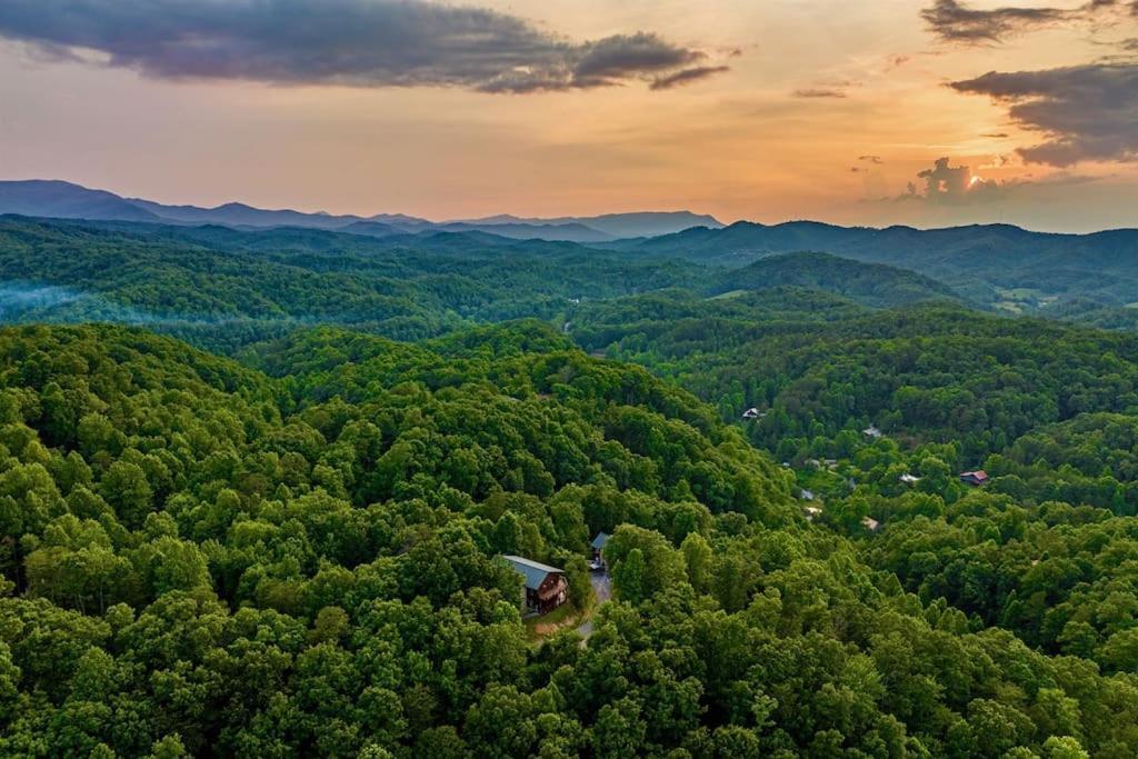 Panorama Mountain View Cabin, Less Than 10 Miles From Gatlinburg And Dollywood, Dog Friendly, 6 Bedrooms Sleeps 17, Fire Pit, Hottub, Washer Dryer, Fully Loaded Kitchen, Gameroom With A Tv, Pool Table, Arcade, Air Hockey, And Foosball Sevierville Exteriér fotografie