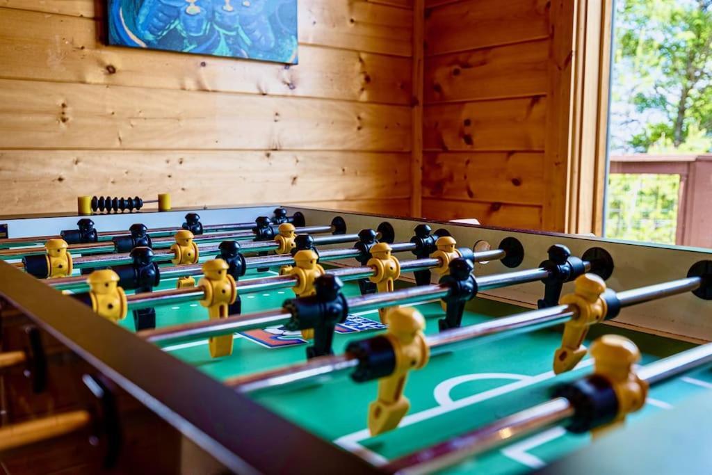 Panorama Mountain View Cabin, Less Than 10 Miles From Gatlinburg And Dollywood, Dog Friendly, 6 Bedrooms Sleeps 17, Fire Pit, Hottub, Washer Dryer, Fully Loaded Kitchen, Gameroom With A Tv, Pool Table, Arcade, Air Hockey, And Foosball Sevierville Exteriér fotografie