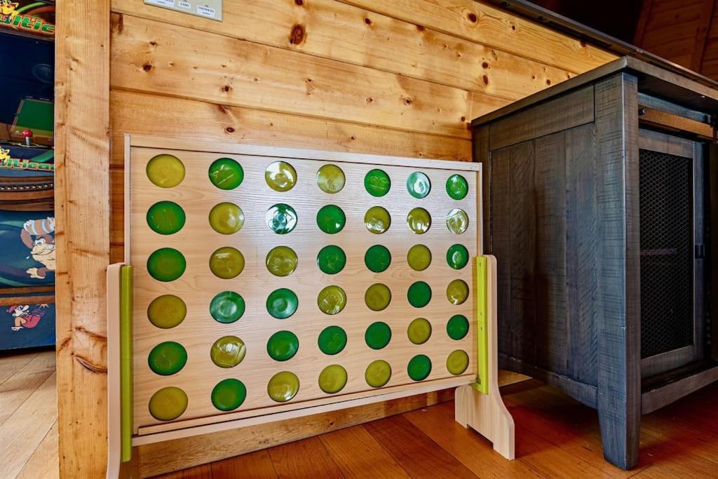 Panorama Mountain View Cabin, Less Than 10 Miles From Gatlinburg And Dollywood, Dog Friendly, 6 Bedrooms Sleeps 17, Fire Pit, Hottub, Washer Dryer, Fully Loaded Kitchen, Gameroom With A Tv, Pool Table, Arcade, Air Hockey, And Foosball Sevierville Exteriér fotografie