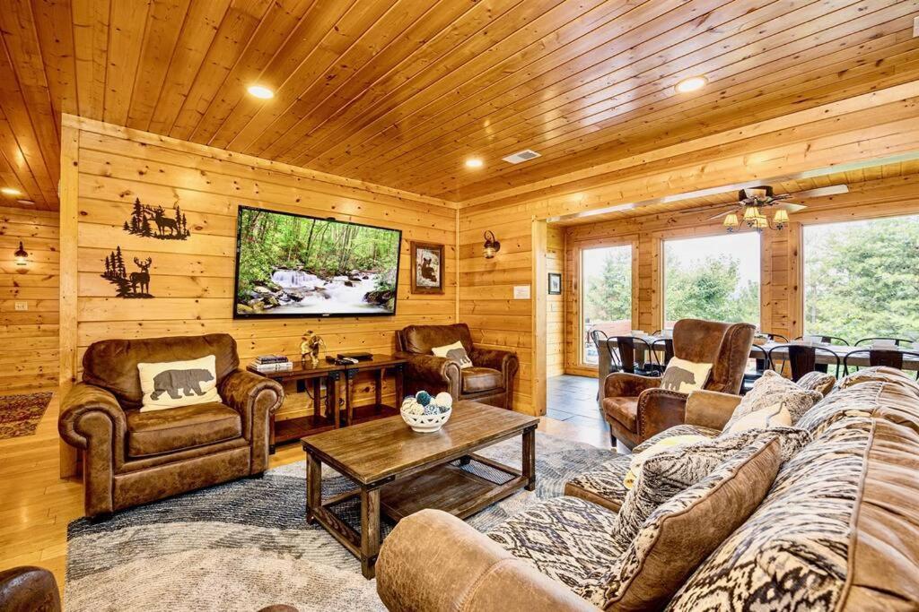 Panorama Mountain View Cabin, Less Than 10 Miles From Gatlinburg And Dollywood, Dog Friendly, 6 Bedrooms Sleeps 17, Fire Pit, Hottub, Washer Dryer, Fully Loaded Kitchen, Gameroom With A Tv, Pool Table, Arcade, Air Hockey, And Foosball Sevierville Exteriér fotografie