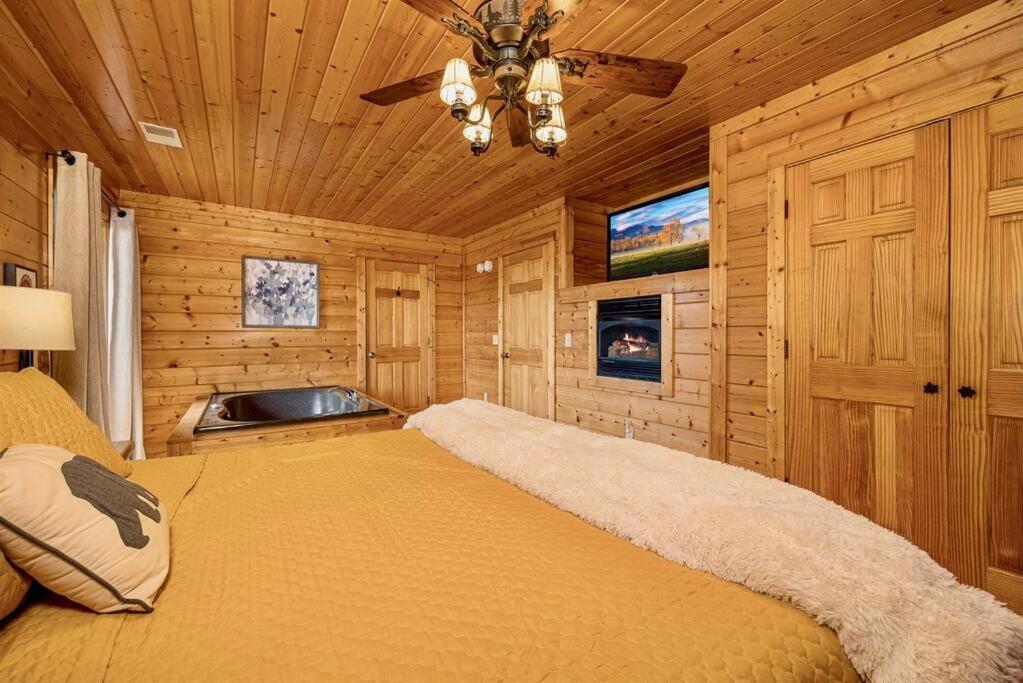 Panorama Mountain View Cabin, Less Than 10 Miles From Gatlinburg And Dollywood, Dog Friendly, 6 Bedrooms Sleeps 17, Fire Pit, Hottub, Washer Dryer, Fully Loaded Kitchen, Gameroom With A Tv, Pool Table, Arcade, Air Hockey, And Foosball Sevierville Exteriér fotografie