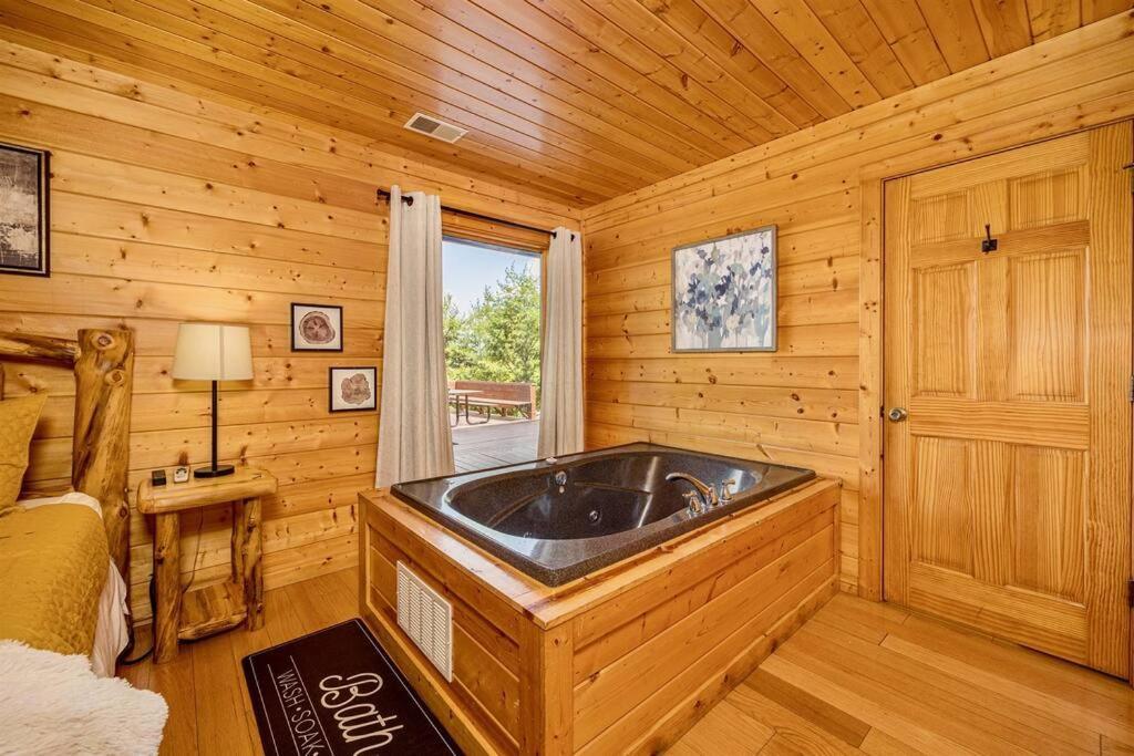 Panorama Mountain View Cabin, Less Than 10 Miles From Gatlinburg And Dollywood, Dog Friendly, 6 Bedrooms Sleeps 17, Fire Pit, Hottub, Washer Dryer, Fully Loaded Kitchen, Gameroom With A Tv, Pool Table, Arcade, Air Hockey, And Foosball Sevierville Exteriér fotografie
