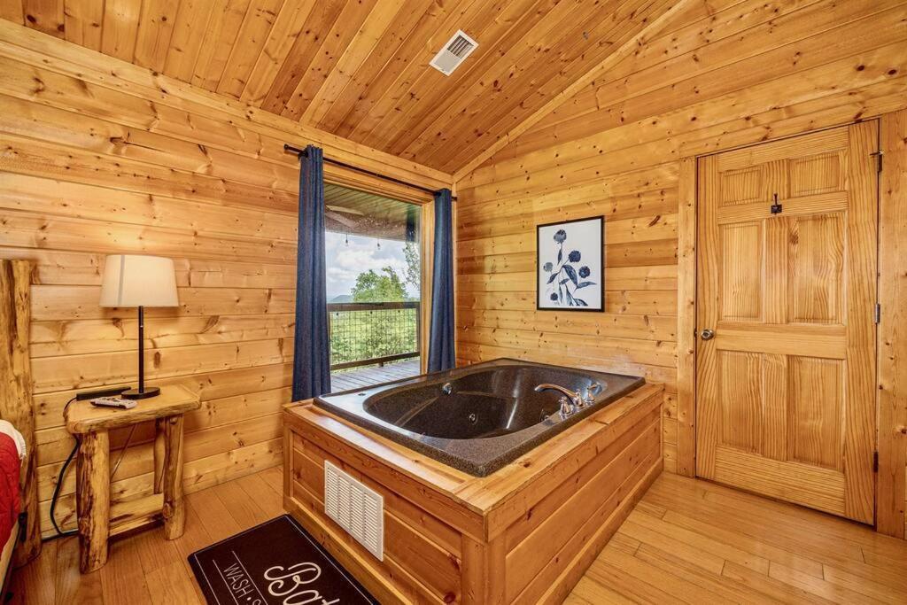 Panorama Mountain View Cabin, Less Than 10 Miles From Gatlinburg And Dollywood, Dog Friendly, 6 Bedrooms Sleeps 17, Fire Pit, Hottub, Washer Dryer, Fully Loaded Kitchen, Gameroom With A Tv, Pool Table, Arcade, Air Hockey, And Foosball Sevierville Exteriér fotografie