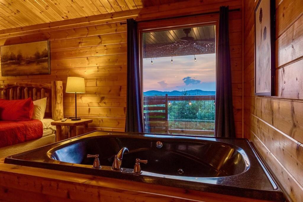 Panorama Mountain View Cabin, Less Than 10 Miles From Gatlinburg And Dollywood, Dog Friendly, 6 Bedrooms Sleeps 17, Fire Pit, Hottub, Washer Dryer, Fully Loaded Kitchen, Gameroom With A Tv, Pool Table, Arcade, Air Hockey, And Foosball Sevierville Exteriér fotografie