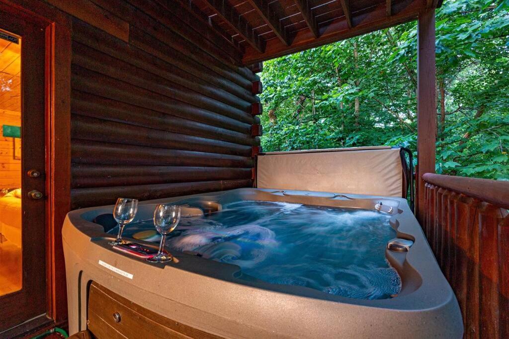 Panorama Mountain View Cabin, Less Than 10 Miles From Gatlinburg And Dollywood, Dog Friendly, 6 Bedrooms Sleeps 17, Fire Pit, Hottub, Washer Dryer, Fully Loaded Kitchen, Gameroom With A Tv, Pool Table, Arcade, Air Hockey, And Foosball Sevierville Exteriér fotografie