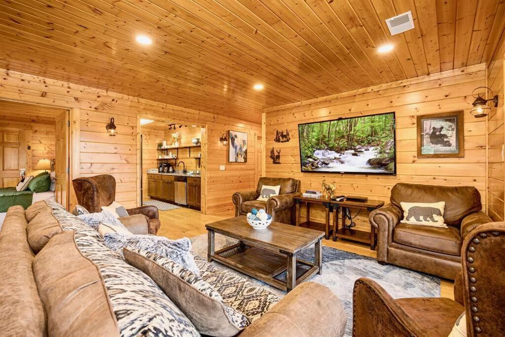 Panorama Mountain View Cabin, Less Than 10 Miles From Gatlinburg And Dollywood, Dog Friendly, 6 Bedrooms Sleeps 17, Fire Pit, Hottub, Washer Dryer, Fully Loaded Kitchen, Gameroom With A Tv, Pool Table, Arcade, Air Hockey, And Foosball Sevierville Exteriér fotografie