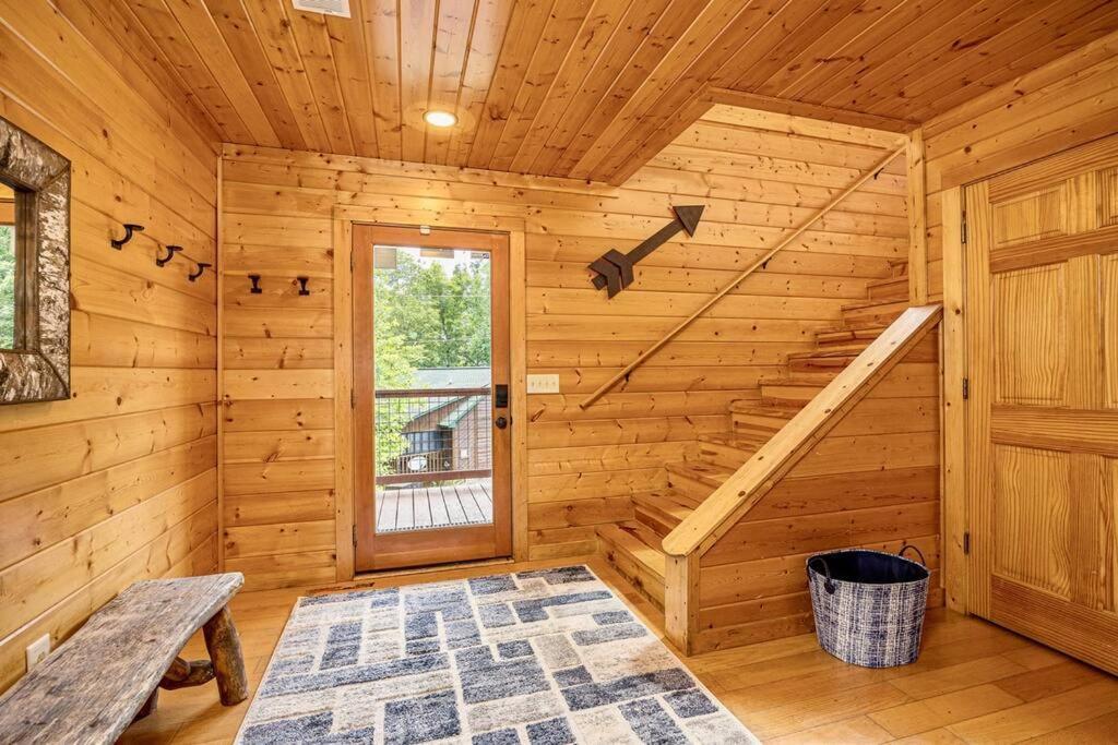 Panorama Mountain View Cabin, Less Than 10 Miles From Gatlinburg And Dollywood, Dog Friendly, 6 Bedrooms Sleeps 17, Fire Pit, Hottub, Washer Dryer, Fully Loaded Kitchen, Gameroom With A Tv, Pool Table, Arcade, Air Hockey, And Foosball Sevierville Exteriér fotografie