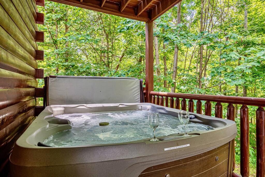 Panorama Mountain View Cabin, Less Than 10 Miles From Gatlinburg And Dollywood, Dog Friendly, 6 Bedrooms Sleeps 17, Fire Pit, Hottub, Washer Dryer, Fully Loaded Kitchen, Gameroom With A Tv, Pool Table, Arcade, Air Hockey, And Foosball Sevierville Exteriér fotografie