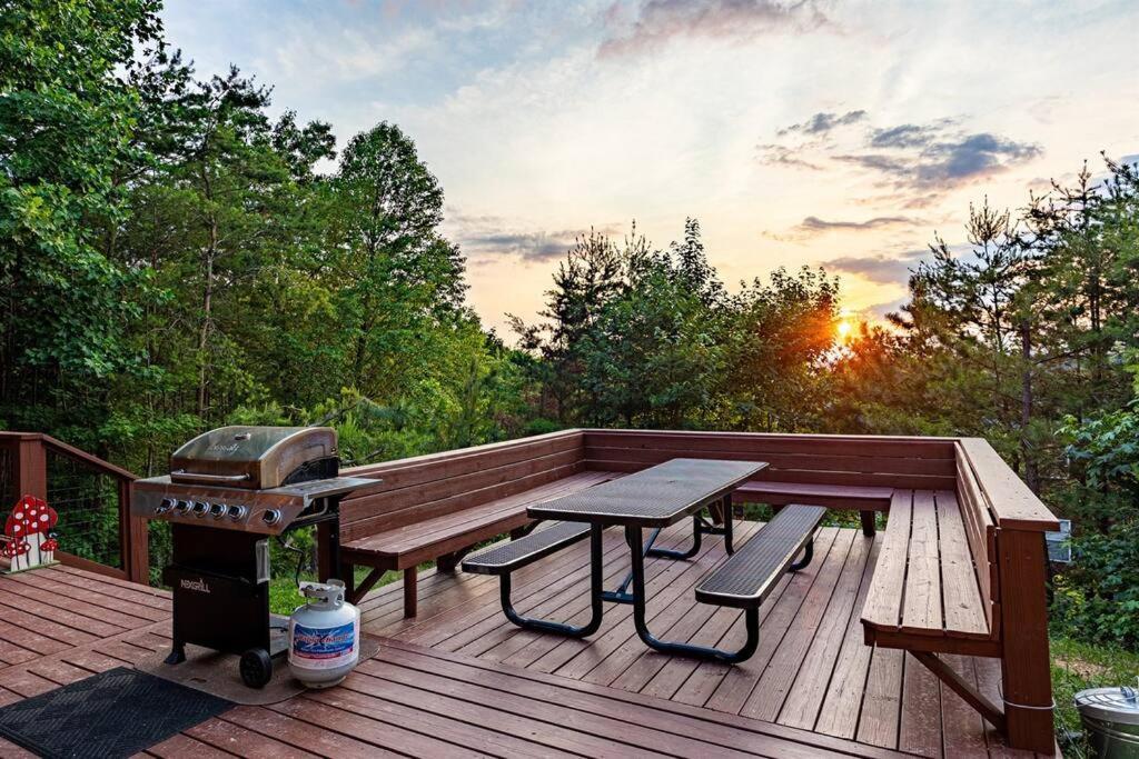 Panorama Mountain View Cabin, Less Than 10 Miles From Gatlinburg And Dollywood, Dog Friendly, 6 Bedrooms Sleeps 17, Fire Pit, Hottub, Washer Dryer, Fully Loaded Kitchen, Gameroom With A Tv, Pool Table, Arcade, Air Hockey, And Foosball Sevierville Exteriér fotografie