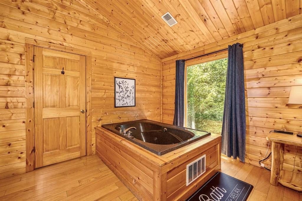 Panorama Mountain View Cabin, Less Than 10 Miles From Gatlinburg And Dollywood, Dog Friendly, 6 Bedrooms Sleeps 17, Fire Pit, Hottub, Washer Dryer, Fully Loaded Kitchen, Gameroom With A Tv, Pool Table, Arcade, Air Hockey, And Foosball Sevierville Exteriér fotografie