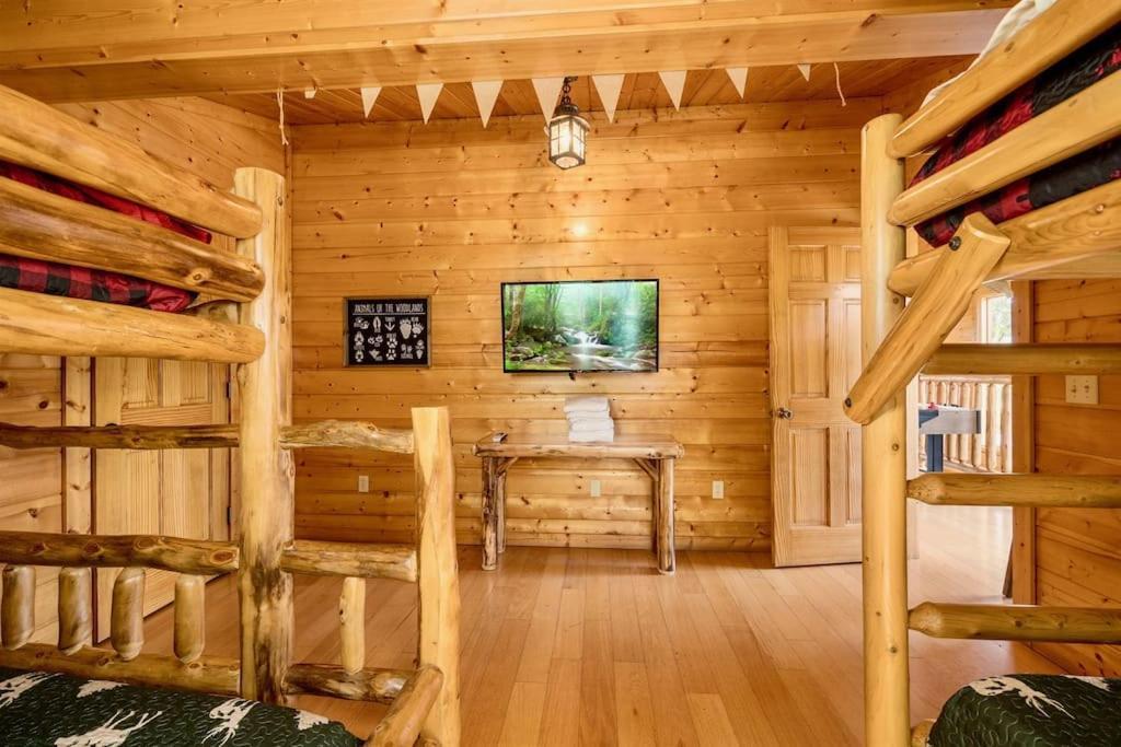 Panorama Mountain View Cabin, Less Than 10 Miles From Gatlinburg And Dollywood, Dog Friendly, 6 Bedrooms Sleeps 17, Fire Pit, Hottub, Washer Dryer, Fully Loaded Kitchen, Gameroom With A Tv, Pool Table, Arcade, Air Hockey, And Foosball Sevierville Exteriér fotografie